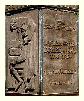 Zwei von vier Tafeln des Eckermann-Denkmals