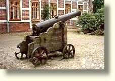 Historische Kanone im Schlosshof